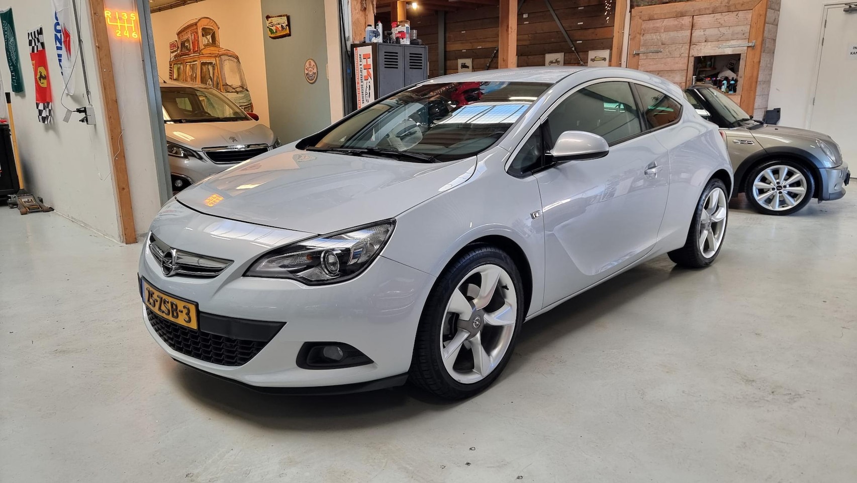 Opel Astra GTC - 1.4 Turbo Sport Navi, Bluetooth, 19" LMV, Clima - AutoWereld.nl