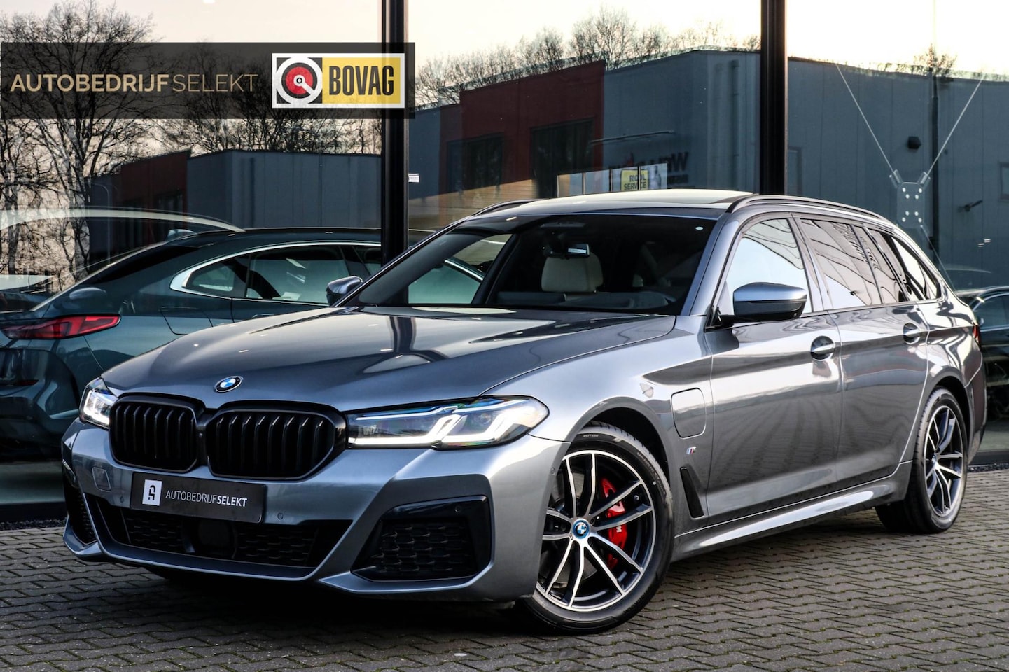 BMW 5-serie Touring - 530e xDrive M-Sport | Trekhaak | Pano | Soft close | Laser | Massage | Ambient Air | Head - AutoWereld.nl