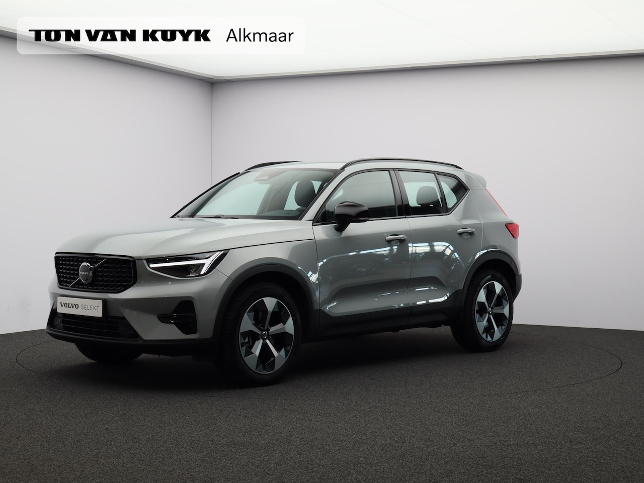Volvo XC40 - B4 197PK Plus Dark / All Season / Harman Kardon / BLIS / Adaptive Cruise / 19" / Verwarmba - AutoWereld.nl