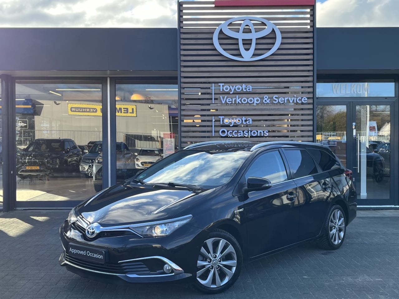 Toyota Auris Touring Sports - Hybrid Executive Edition | Panoramdak | All Seasons - AutoWereld.nl