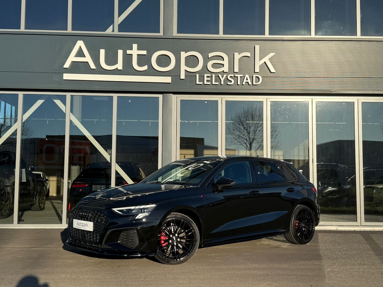 Audi A3 Sportback - 40 TFSI e Advanced edition PANO 19'' ABT velgen S-LINE Black on Black - AutoWereld.nl