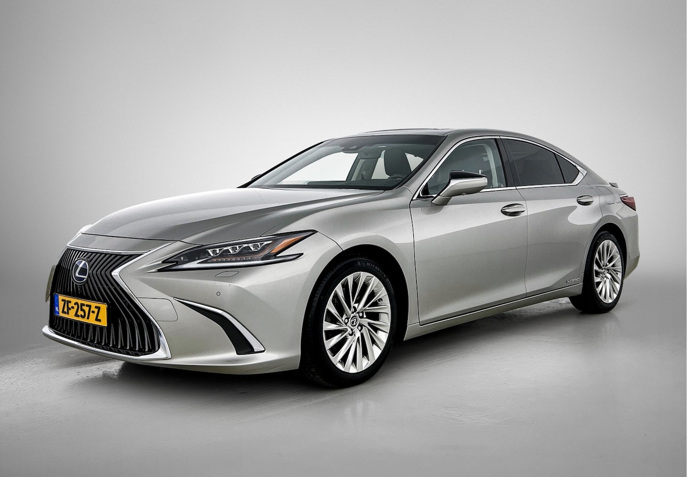 Lexus ES - 300h President Line 300h President Line - AutoWereld.nl