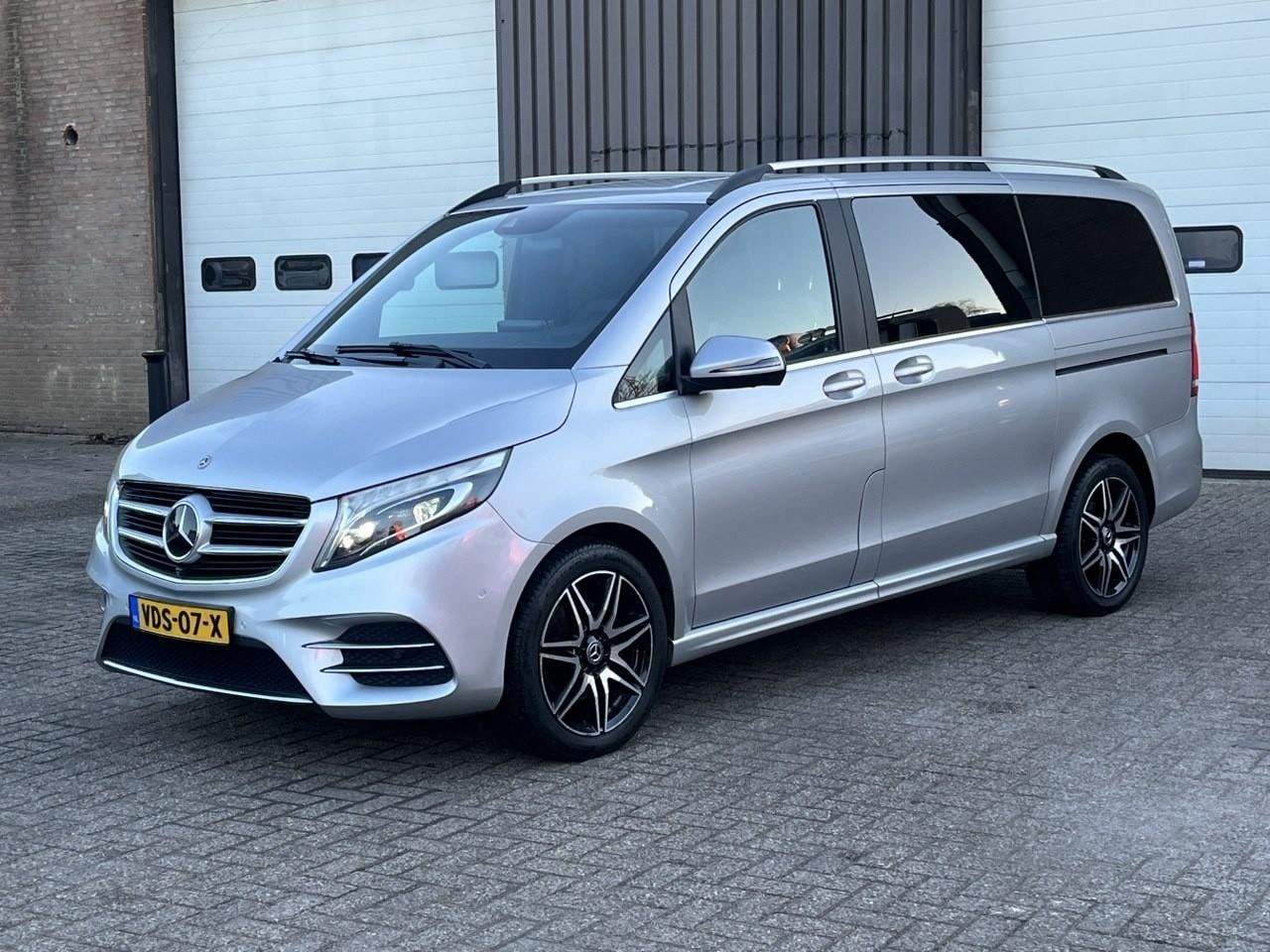 Mercedes-Benz V-klasse - V250 / Extra lang / AMG / 360 camera / 2 x Elec schuifdeur / Memory / Burmester / Navi / D - AutoWereld.nl