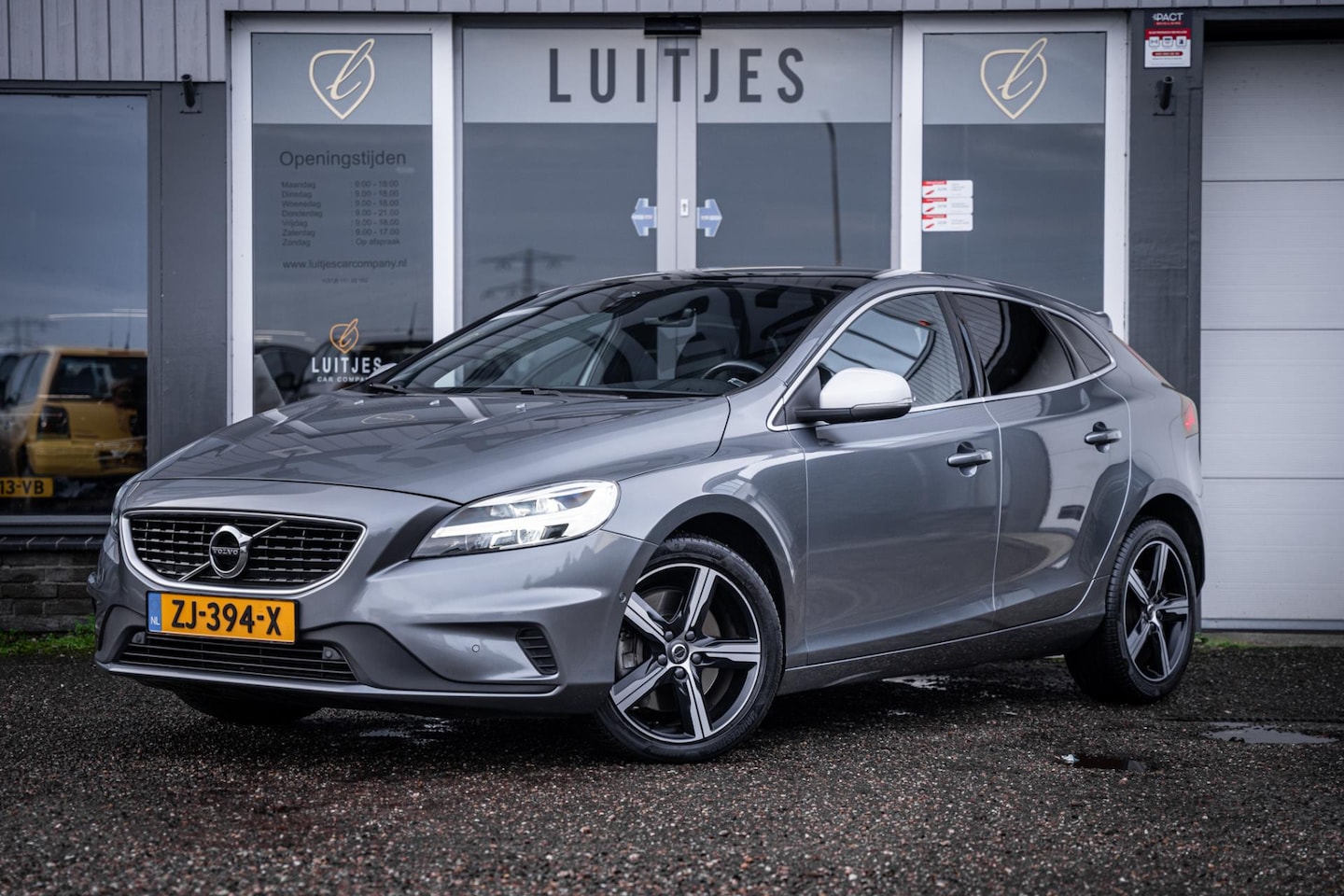 Volvo V40 - 1.5 T3 AUT R-Design Polar+ Org.NL I Panorama I Camera I Leder/Alcantara - AutoWereld.nl
