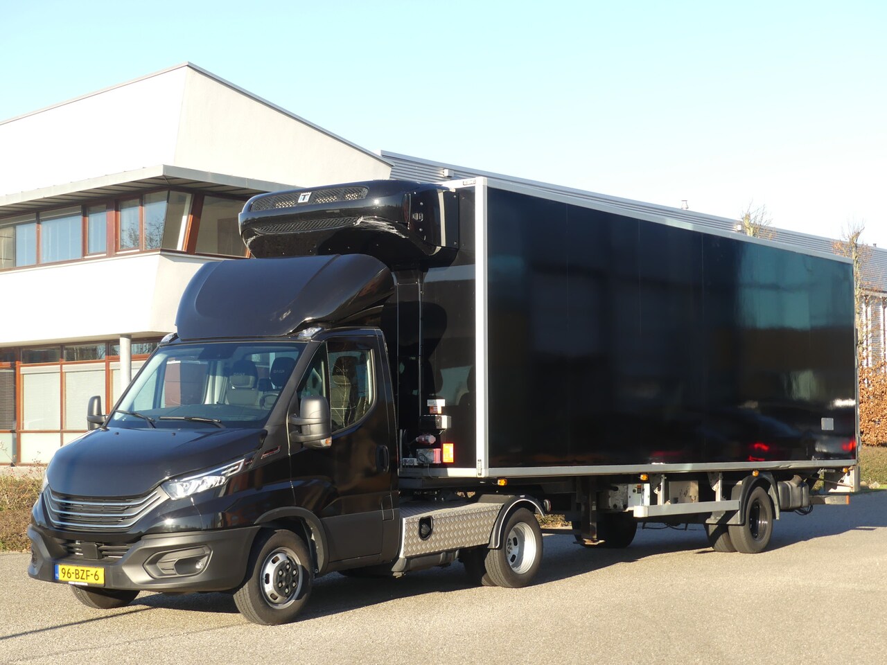 Iveco Daily - 40C18 Trekker BE Combi Gekoelde trailer Laadklep/Luchtvering - AutoWereld.nl