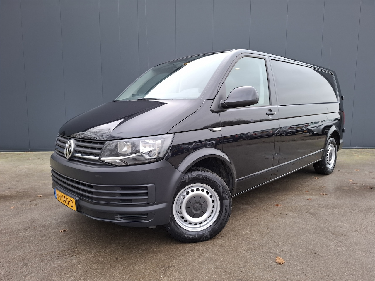 Volkswagen Transporter - 2.0 TDI 140 PK L2H1 Highline 2.500 AHG 3 PERS TREKHAAK AIRCO CRUISE - AutoWereld.nl
