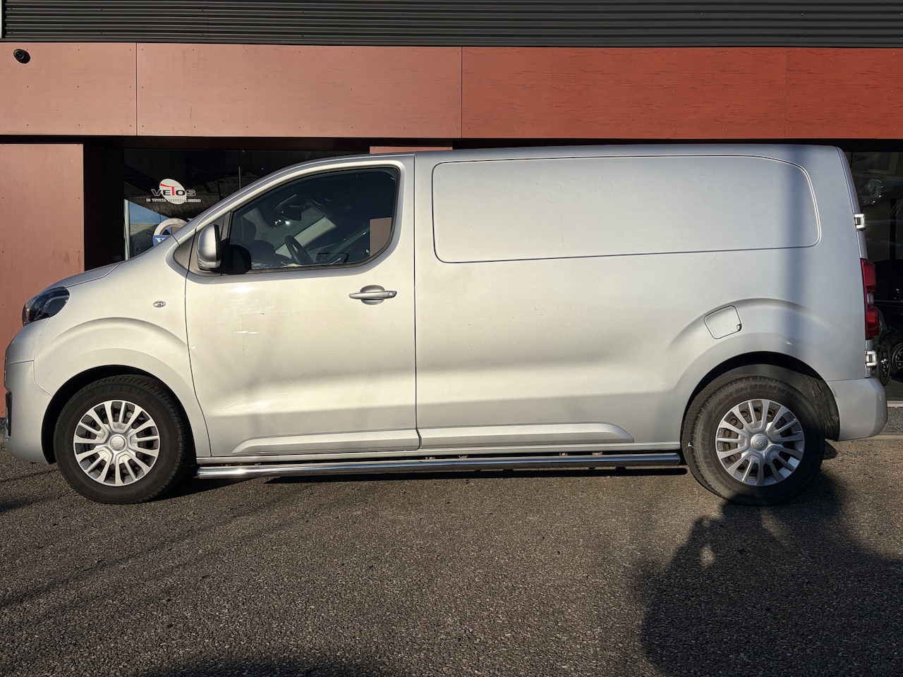 Toyota ProAce Worker - 2.0 D-4D Professional | TREKHAAK | SIDEBARS | NAV | 2.500kg TREKGEWICHT - AutoWereld.nl