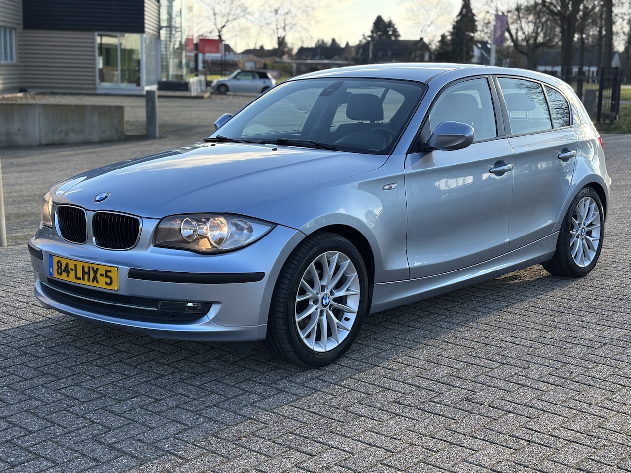 BMW 1-serie - 116d Corporate Business Line [ fm navi,airco,audio,cruise,17``lmv ] - AutoWereld.nl