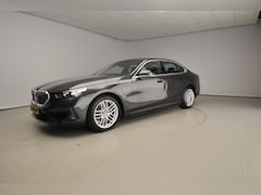 BMW 5-serie - Sedan 530e | LED | HUD | Sportstoelen | Chrome line | Stoelverwarming | Keyles go | DAB |