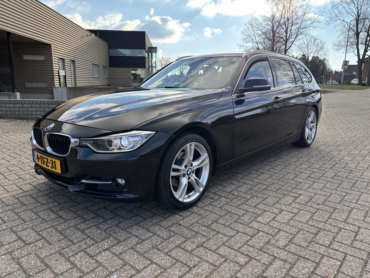 BMW 3-serie Touring - 320i Executive Sport Automaat [ fm navi,ecc,xenon,18``lmv,afn trekhaak ] - AutoWereld.nl