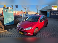 Peugeot 206 - 1.4 Air-line l Zeer nette auto l Lage km stand l Airco l Trekhaak l Electrische ramen
