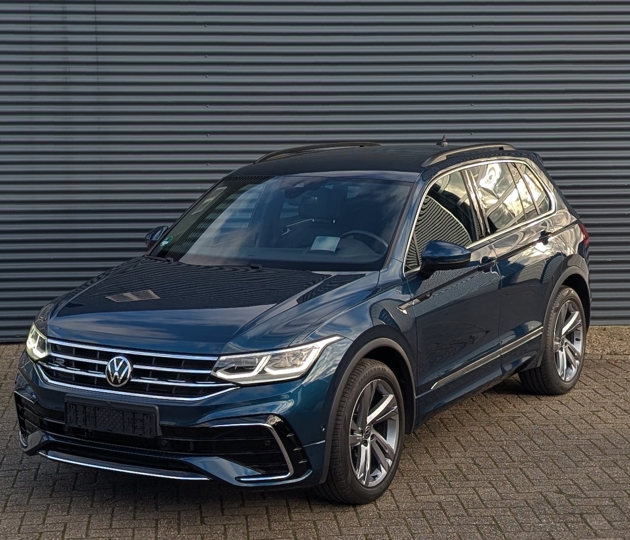 Volkswagen Tiguan - 1.5 TSI DSG R-Line Business Standkachel/Tr.haak/Camera - AutoWereld.nl