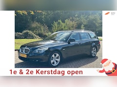 BMW 5-serie Touring - 523i Executive/AUTOMAAT/AIRCO/CRUISE/PANO/LEDER/NAVI/PARKEERSENS VOOR-ACHTER/VERWARMDE VOO