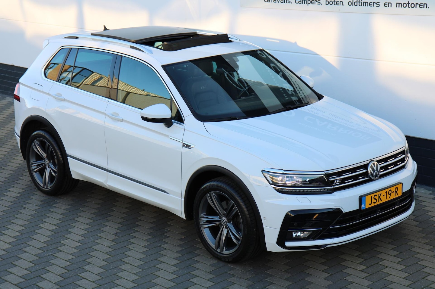 Volkswagen Tiguan - 1.4 TSI 4Motion R-Line Pano LED Leder !! - AutoWereld.nl