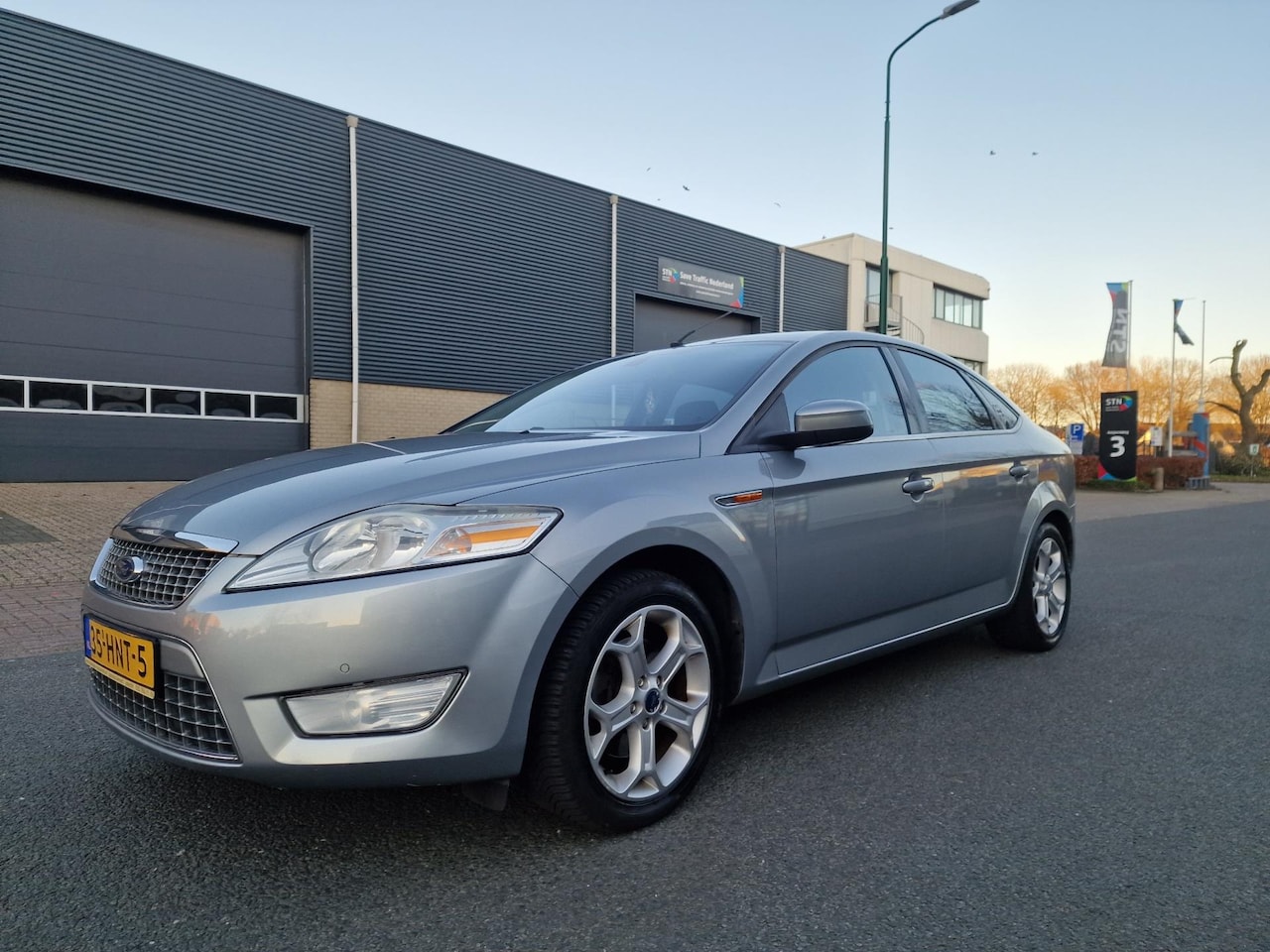 Ford Mondeo - 2.0-16V Titanium NAVI PSENSOR TREKHAAK 2 X SLEUTELS - AutoWereld.nl