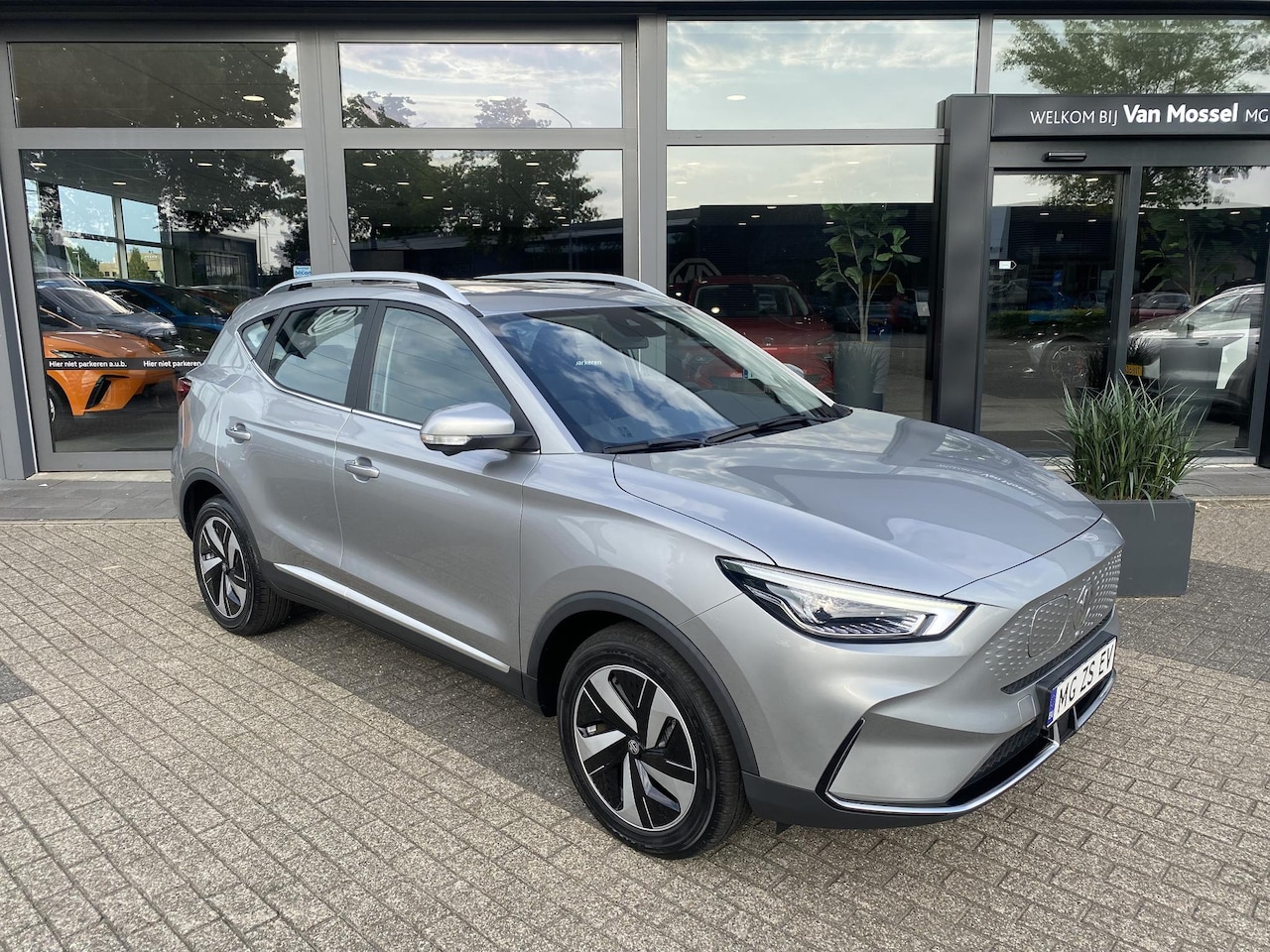 MG ZS - EV Standard Range Luxury 50 kWh | Leder | Panoramadak | Navi | 360 Camera | Apple CarPlay - AutoWereld.nl