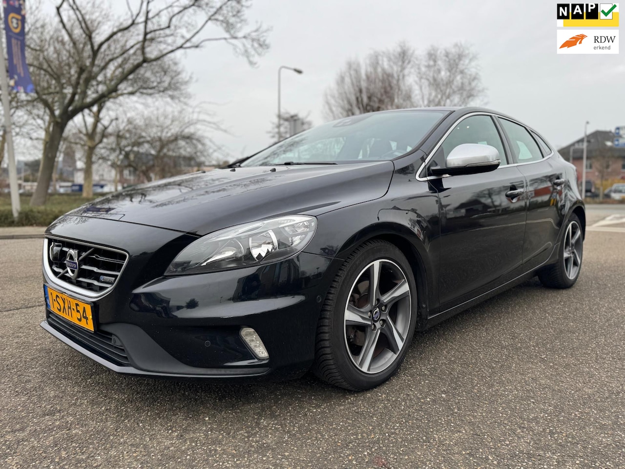Volvo V40 - 1.6 D2 R-Design / panoramadak / airco / trekhaak/ cruise.control / navigatie / elek.pakket - AutoWereld.nl