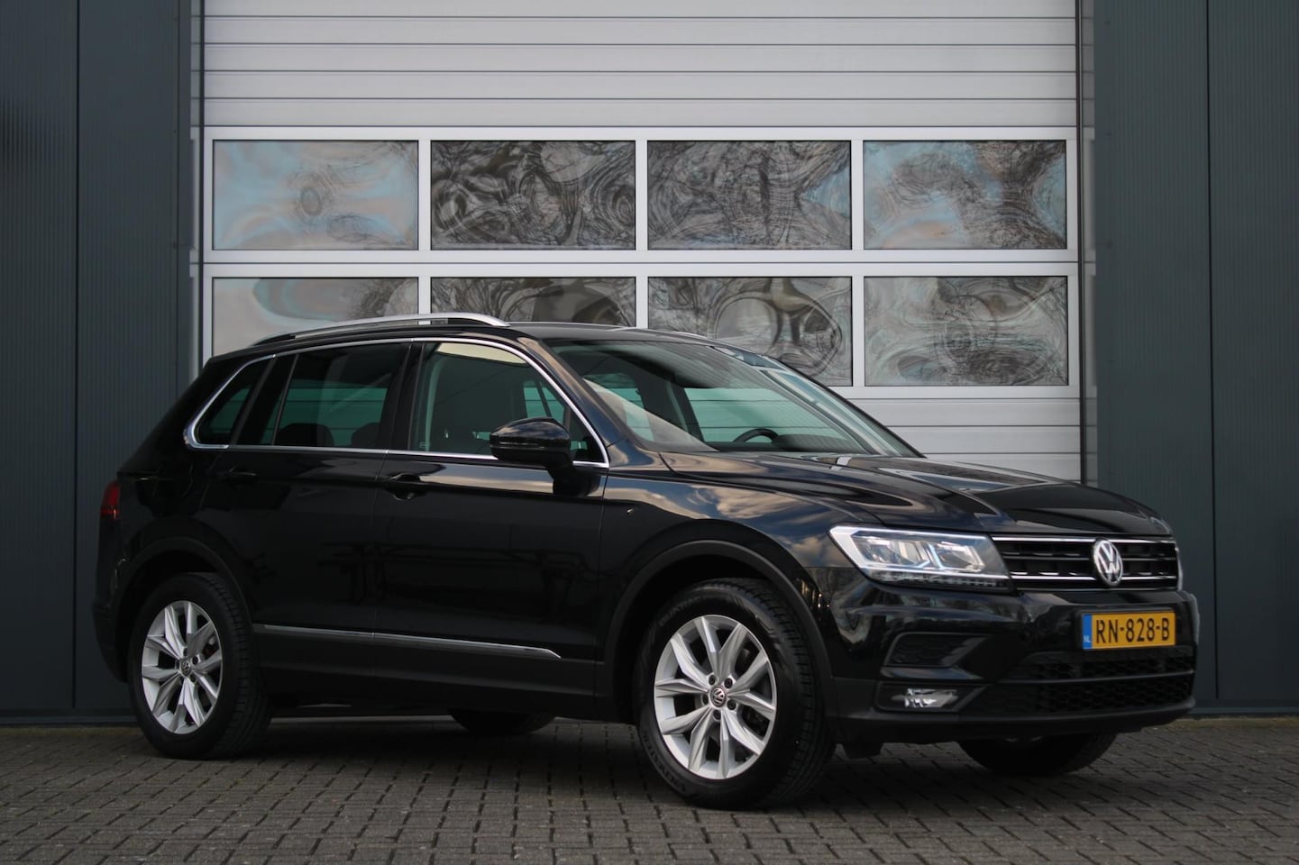 Volkswagen Tiguan - 1.4 TSI Comfortline Business 125pk ACC/LaneAssist/PDC/LED/Apple/Android/NAV/Bluetooth/Trek - AutoWereld.nl