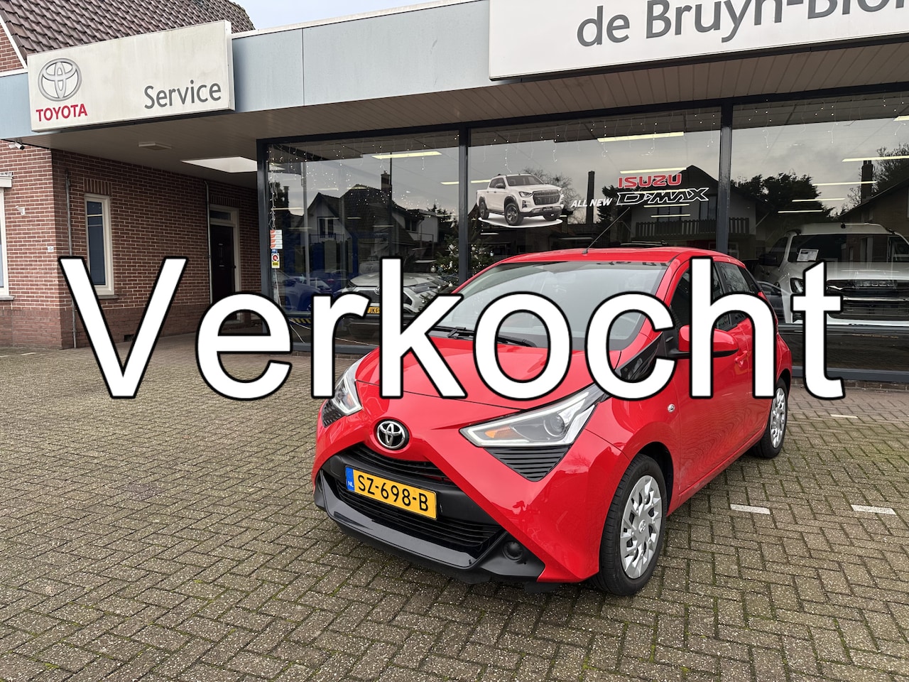 Toyota Aygo - 1.0 VVT-i x-play Automaat slechts 31.298 km / Parkeercamera / Navigatie / Dealeronderhoude - AutoWereld.nl