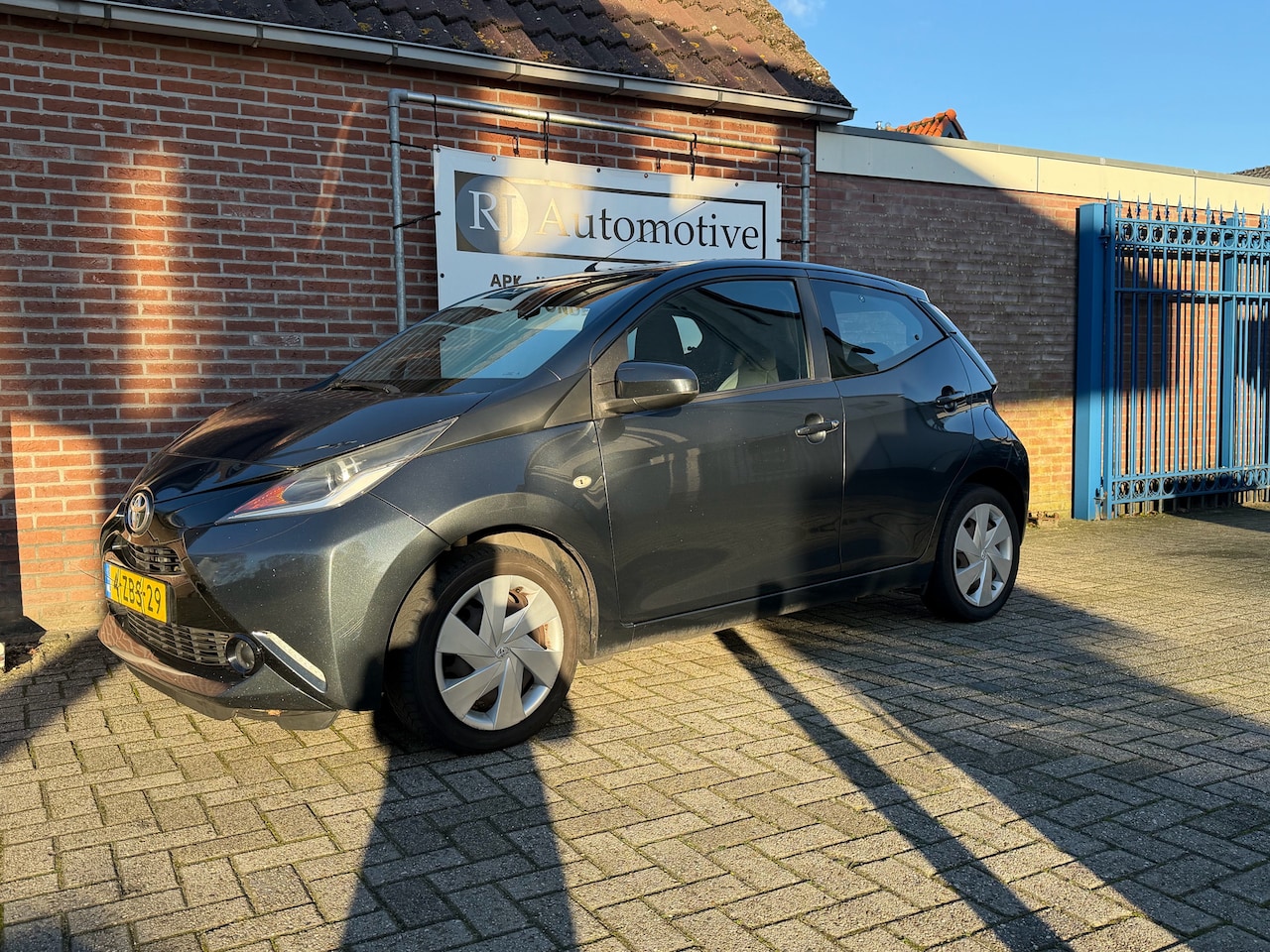 Toyota Aygo - 1.0 VVT-i x-play AIRCO/CAMERA/CRUISE - AutoWereld.nl