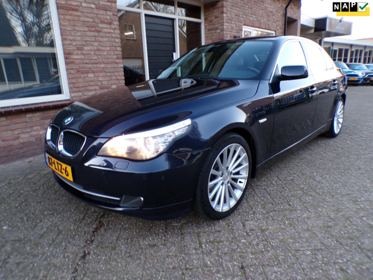 BMW 5-serie - 520i Special Executive Automaat / Leder / Navi - AutoWereld.nl