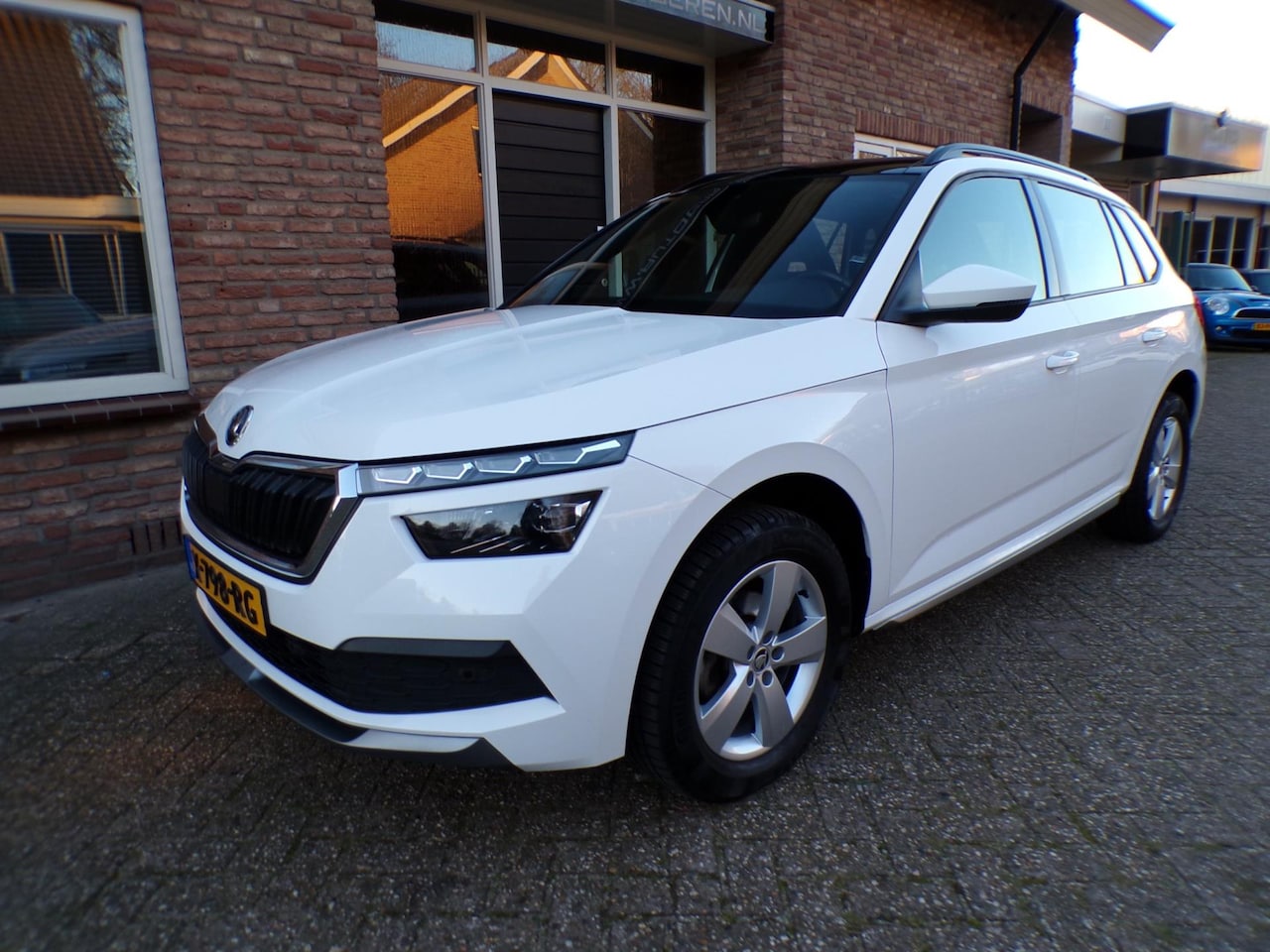 Skoda Kamiq - 1.0 TSI Business Edition Automaat / Navi / Panoramadak / Camera / Stoelverwarming - AutoWereld.nl