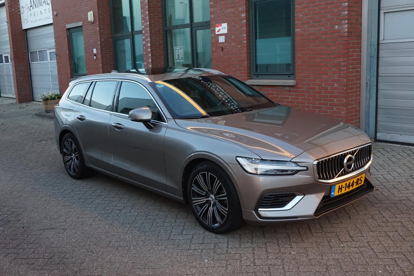 Volvo V60 - 2.0 T6 Twin Engine AWD Inscription Pano, Massage HUD - AutoWereld.nl