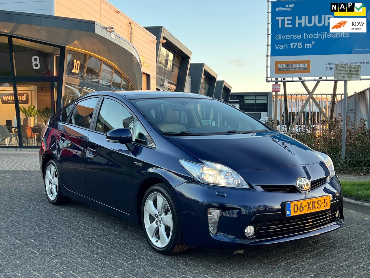 Toyota Prius - 1.8 HYBRID Executive Business PANO NAP!!!! - AutoWereld.nl