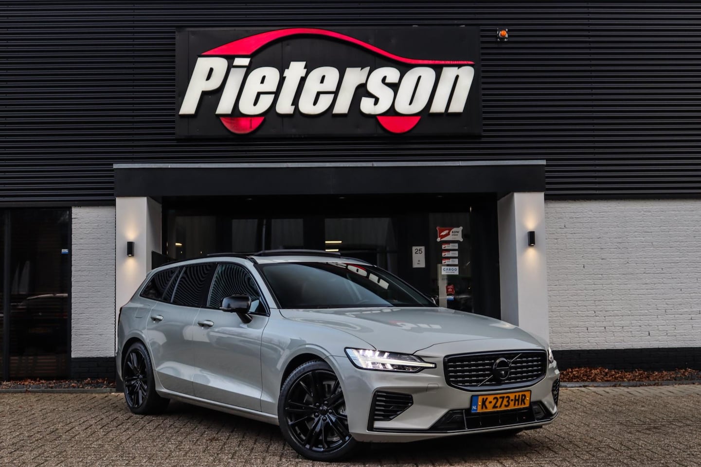 Volvo V60 - 2.0 T6 Recharge AWD R-Design NAP PANO 360 H&K HUD - AutoWereld.nl