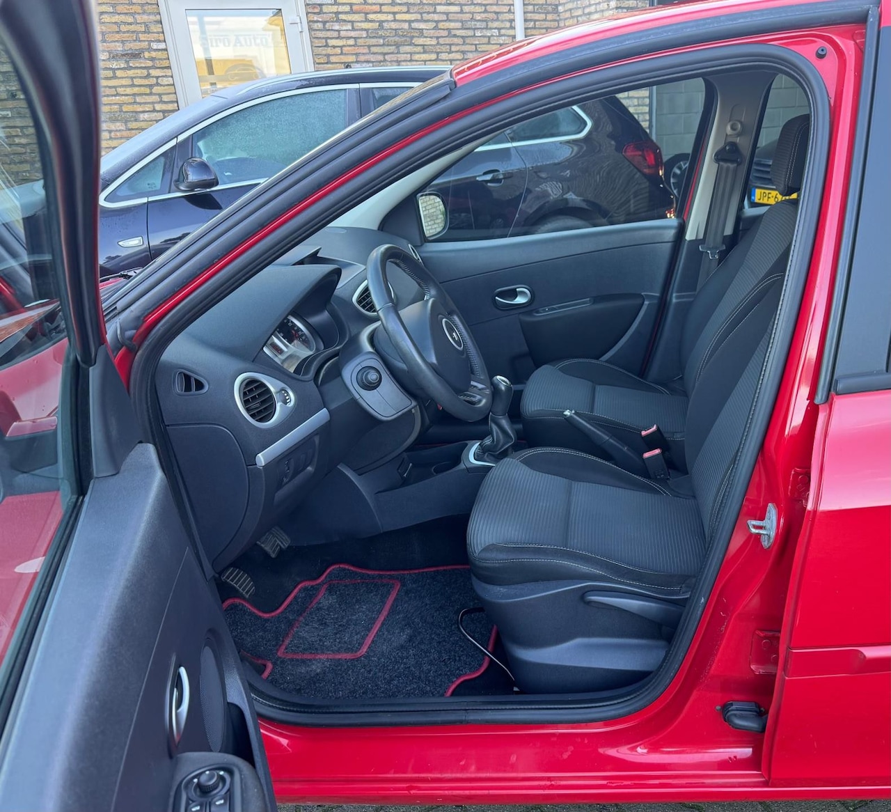 Renault Clio - 1.2 Authentique Bj 2013 met slechts 85320 Km - AutoWereld.nl