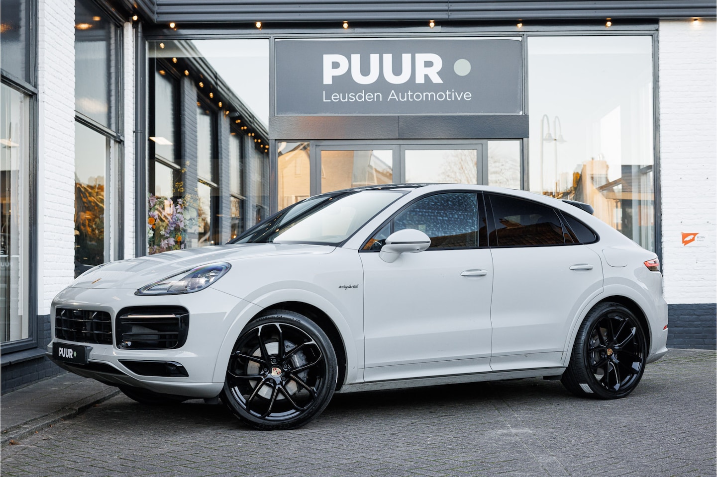 Porsche Cayenne Coupé - 3.0 E-Hybrid Platinum Edition Kreide - Pano - Burmester Audio - AutoWereld.nl
