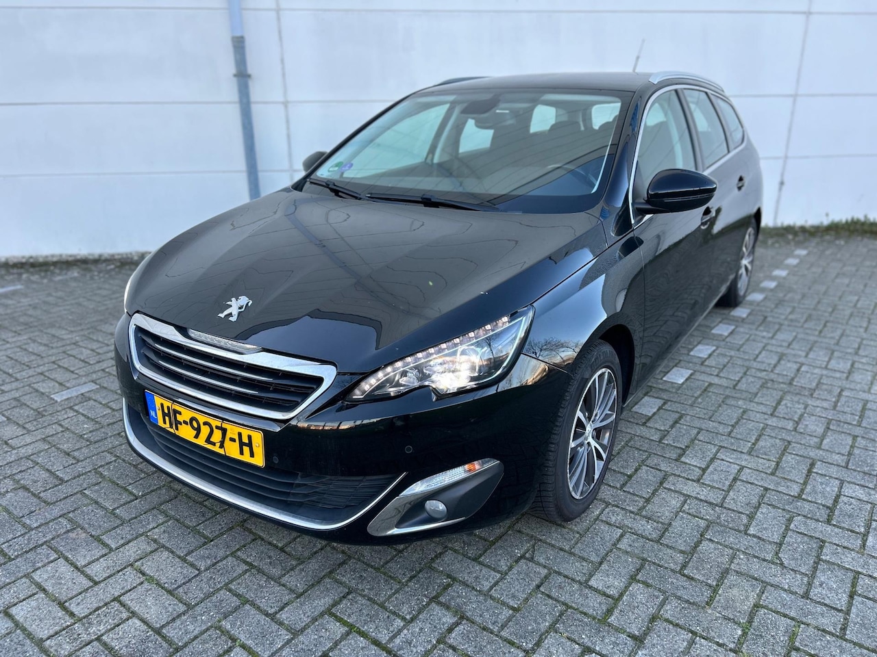 Peugeot 308 SW - 1.2 PureTech Allure Navi Stoelverwarming Massage stoelen voor Led verlichting Cruise Clima - AutoWereld.nl