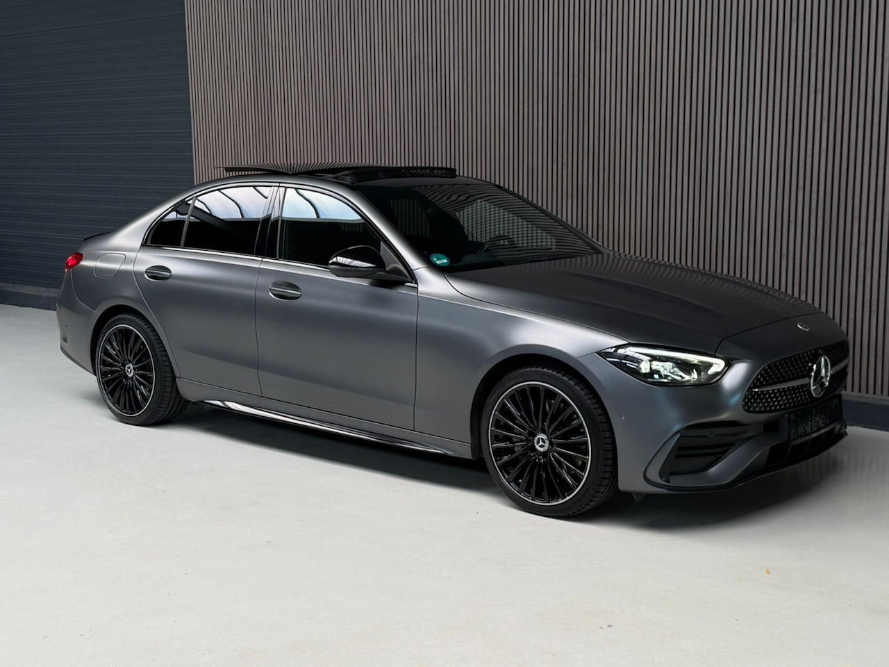 Mercedes-Benz C-klasse - 300 e AMG Line Magno | Pano | Memory - AutoWereld.nl