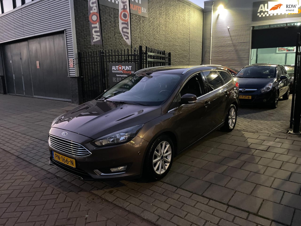 Ford Focus Wagon - 1.0 Titanium 1e Eigenaar! Trekhaak Navi Airco NAP APK - AutoWereld.nl