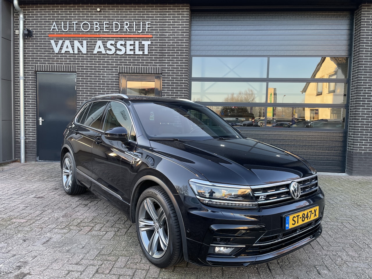 Volkswagen Tiguan - 1.4 TSI ACT R line Panoramadak , Navi , Clima - AutoWereld.nl