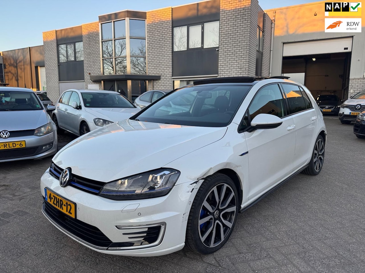 Volkswagen Golf - 1.4 TSI GTE Pano Acc Keyless Schade - AutoWereld.nl