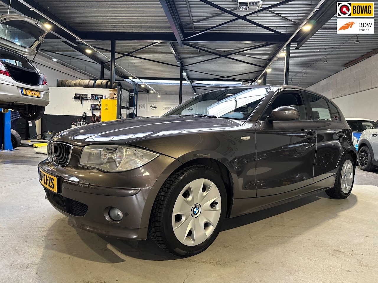 BMW 1-serie - 116i Business Line/navi/pdc/Airco/Apk nieuw bij aflevering - AutoWereld.nl