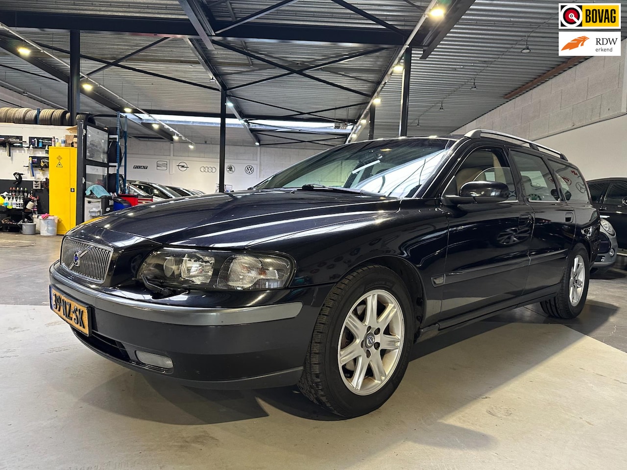 Volvo V70 - 2.4 Black Sapphire Edition II/trekhaak/leder/Apk nw bij aflevering - AutoWereld.nl