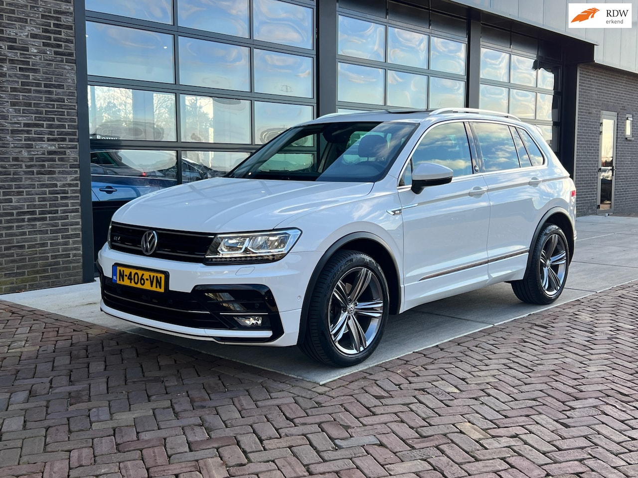 Volkswagen Tiguan - 1.4 TSI 4Motion Highline | R-Line | VOL! | Pano | Camera | - AutoWereld.nl
