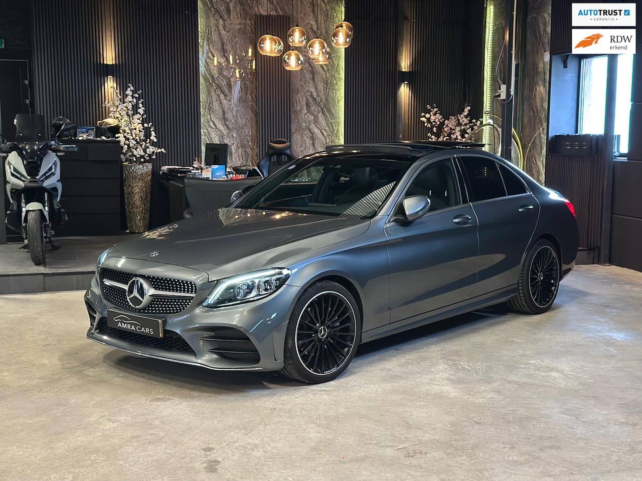 Mercedes-Benz C-klasse - 180 AMG|PANO|SFEER|CAMERA|BOMVOL! - AutoWereld.nl