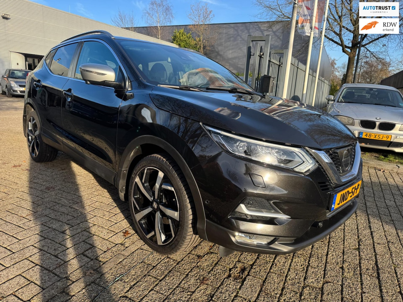 Nissan Qashqai - 1.2 Tekna exclusive, leder, panorama, trekhaak, navi, cruise, camera pdc, multi-stuur, 19" - AutoWereld.nl