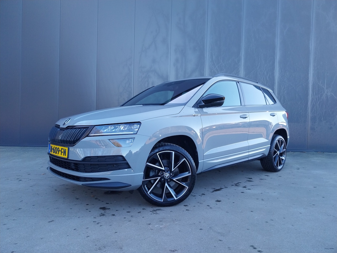 Skoda Karoq - 1.5 TSI ACT Sportline VIRTUAL COCKPIT ADAPT CRUISE CAMERA CANTON AUDIO LED NAVI ECC - AutoWereld.nl