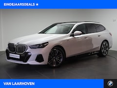 BMW 5-serie Touring - 530e M Sport Automaat / Panoramadak / Trekhaak / Achteruitrijcamera / M Sportonderstel / P