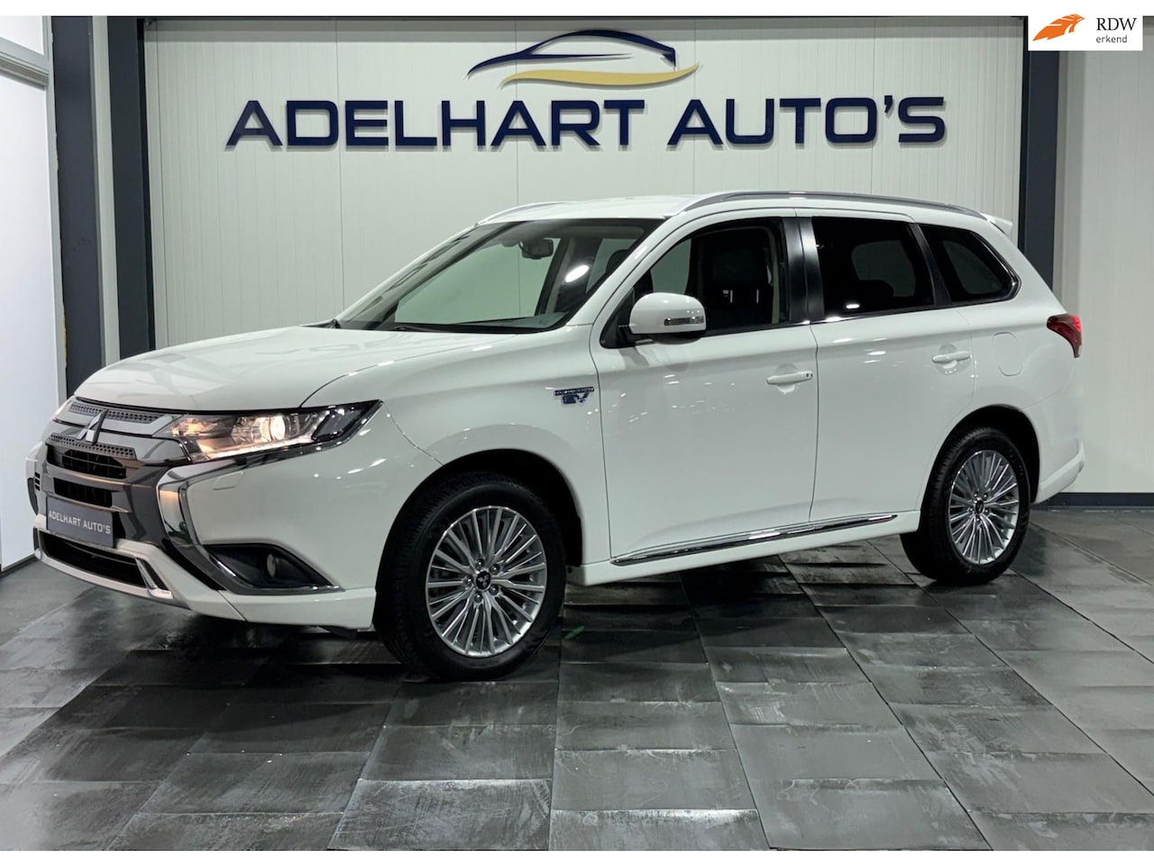 Mitsubishi Outlander - 2.4 PHEV Intense Automaat / Navigatie Apple CarPlay / Cruise control / Climate control / e - AutoWereld.nl