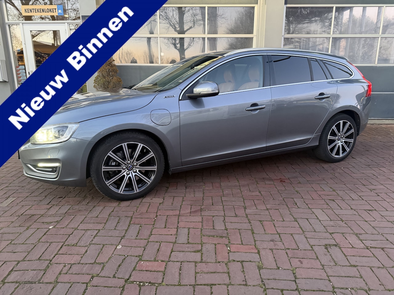 Volvo V60 - 2.4 D6 Twin Engine R-Design Plug Hybride 2015 Leer,Trekhaak,Pdc ,Camera,Navi - AutoWereld.nl