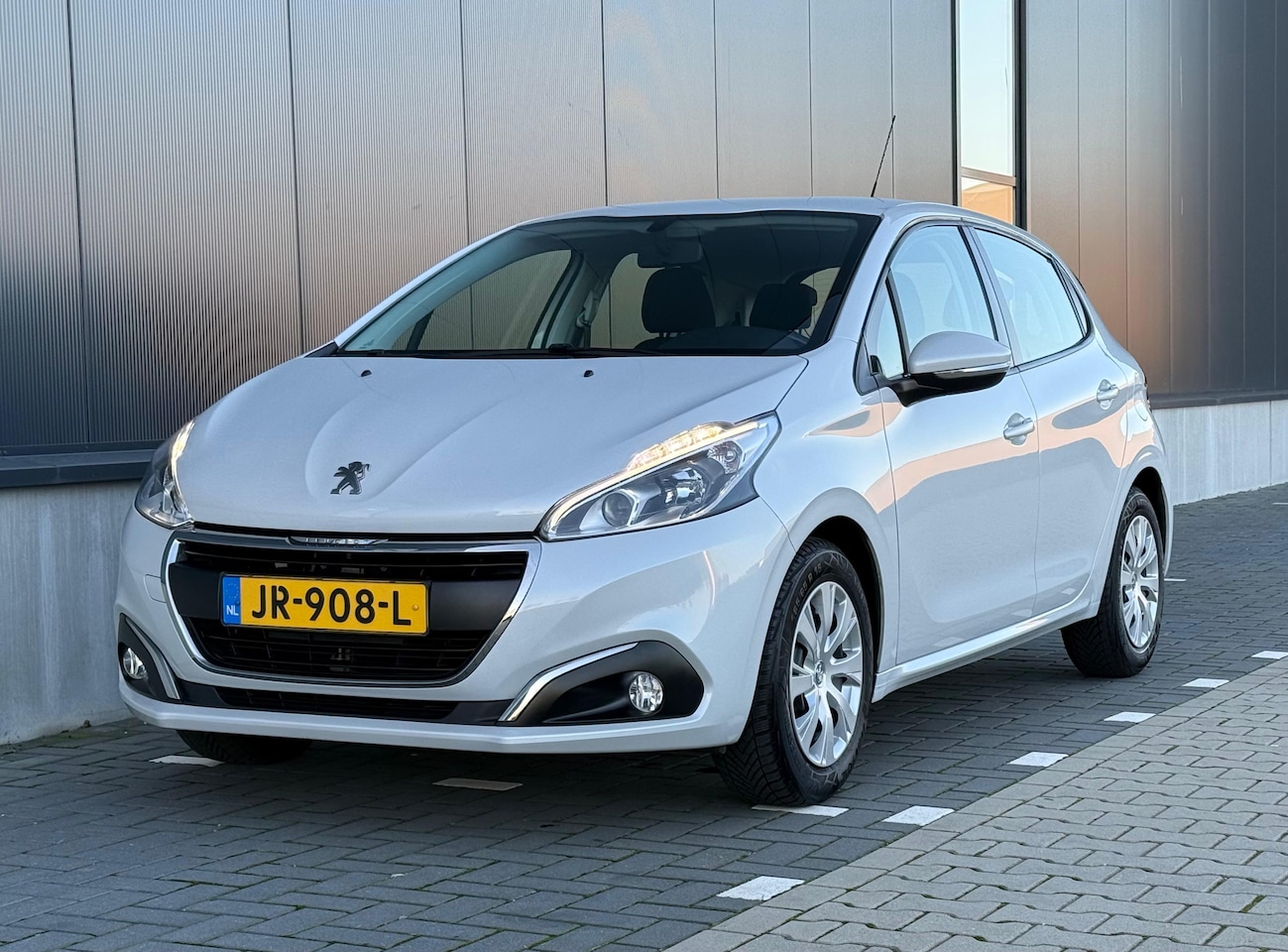 Peugeot 208 - 1.2 PureTech Blue Lion DAB NAVI PDC - AutoWereld.nl