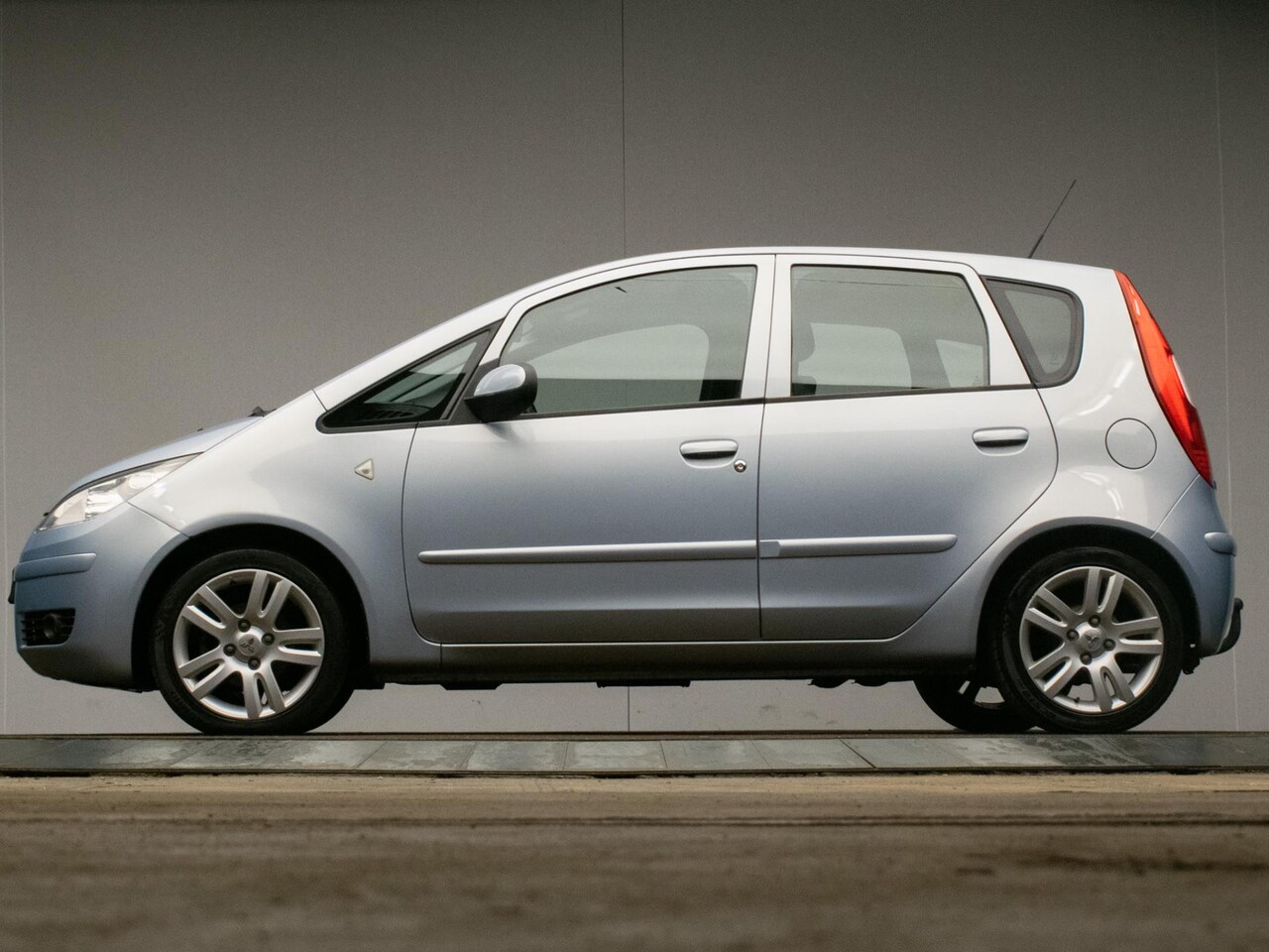 Mitsubishi Colt - 1.3 Incharge+ Sport (SPORTSTOELEN,CRUISE,LED,LM VELGEN,NIEUWE APK,NETTESTAAT) - AutoWereld.nl