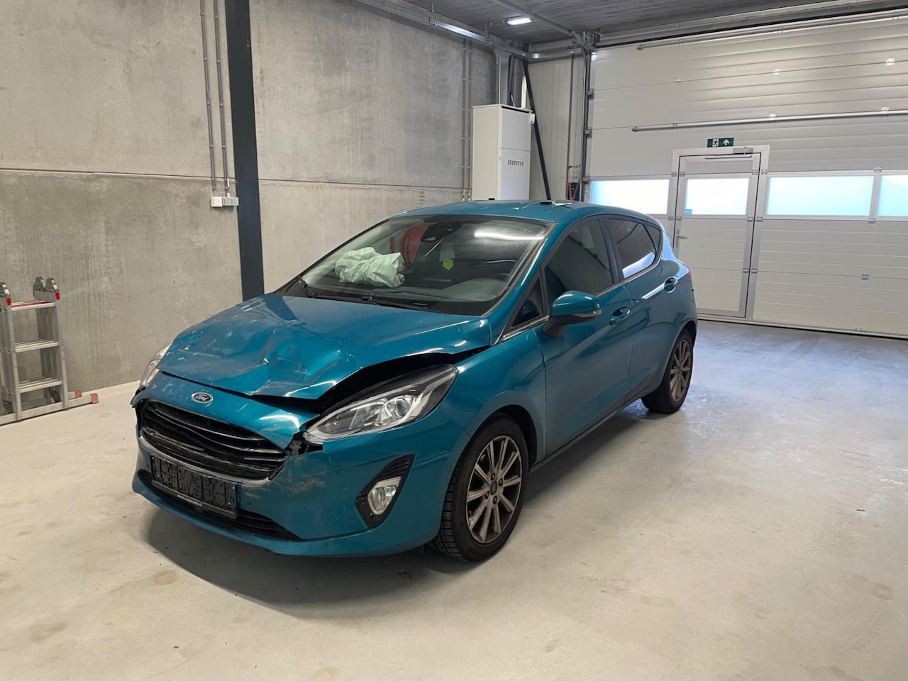 Ford Fiesta - 1.0 EcoBoost Vignale luxe auto voorschade - AutoWereld.nl