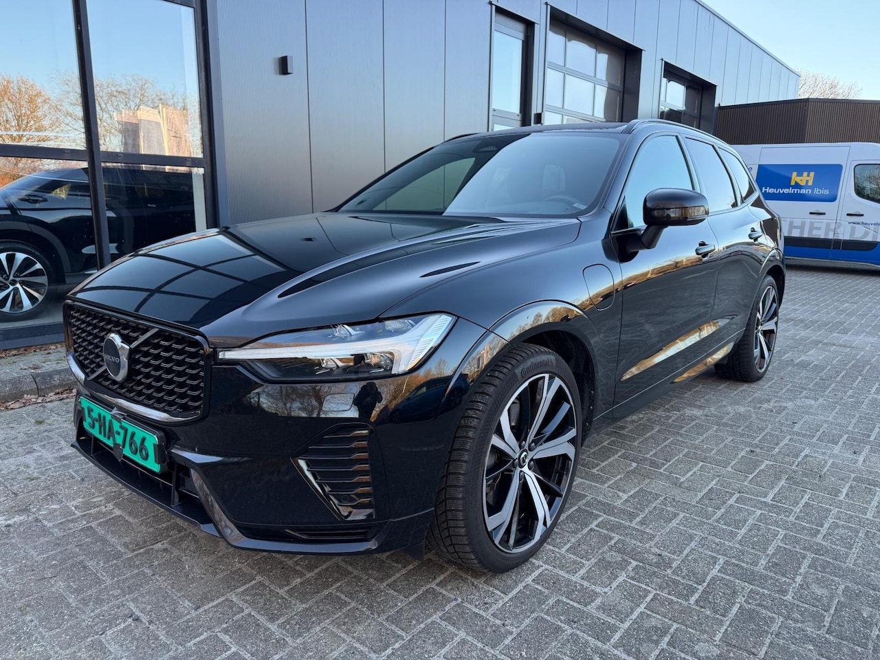 Volvo XC60 - T6 HYBRID AWD R-Design|LONG RANGE|MASSAGE|LUCHTVERING|HUD - AutoWereld.nl