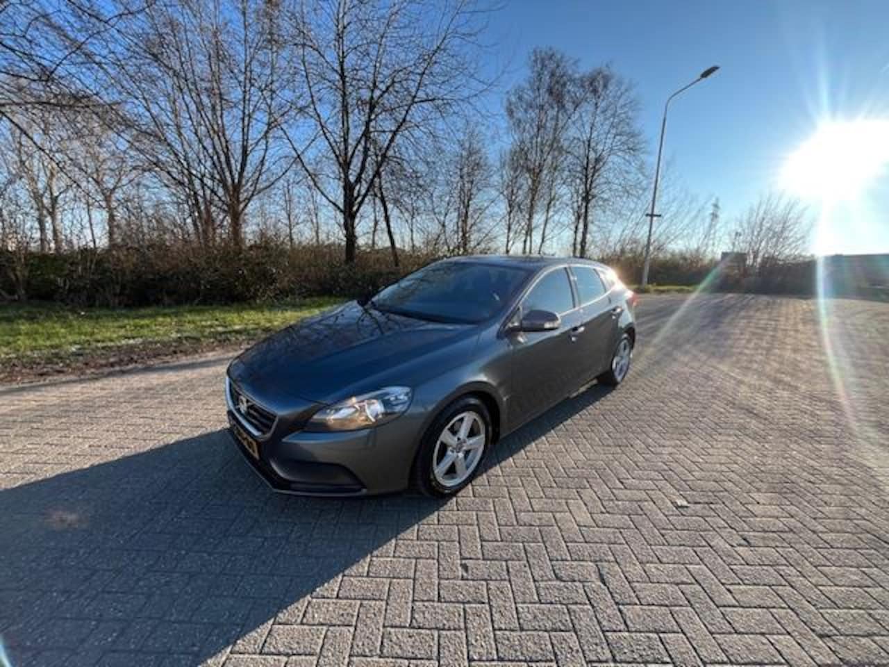 Volvo V40 - 1.6 D2 Momentum*NIEUWSTAAT*AIRCO*NAVI*TREKHAAK*1STE EIGENAAR* - AutoWereld.nl